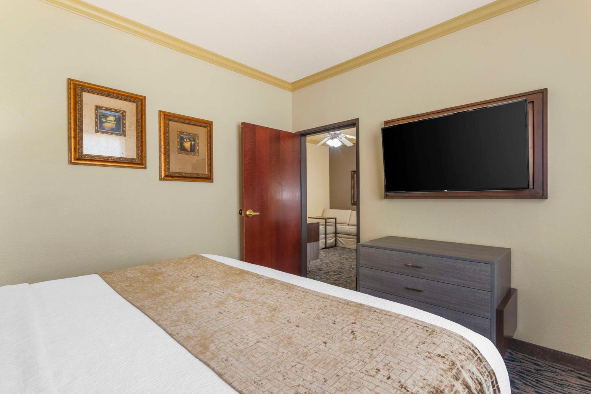 Western Crown Colony & Hotel 3*