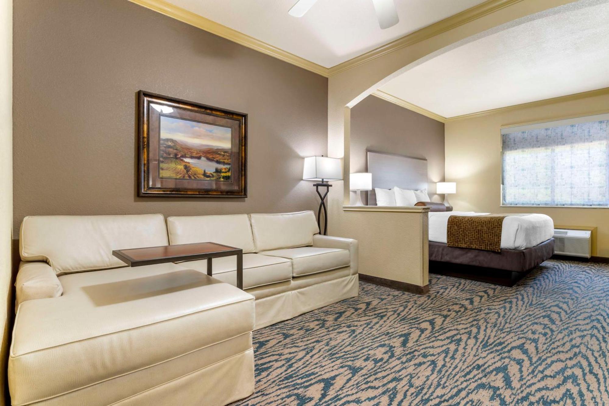 Hotel Western Crown Colony & 3*