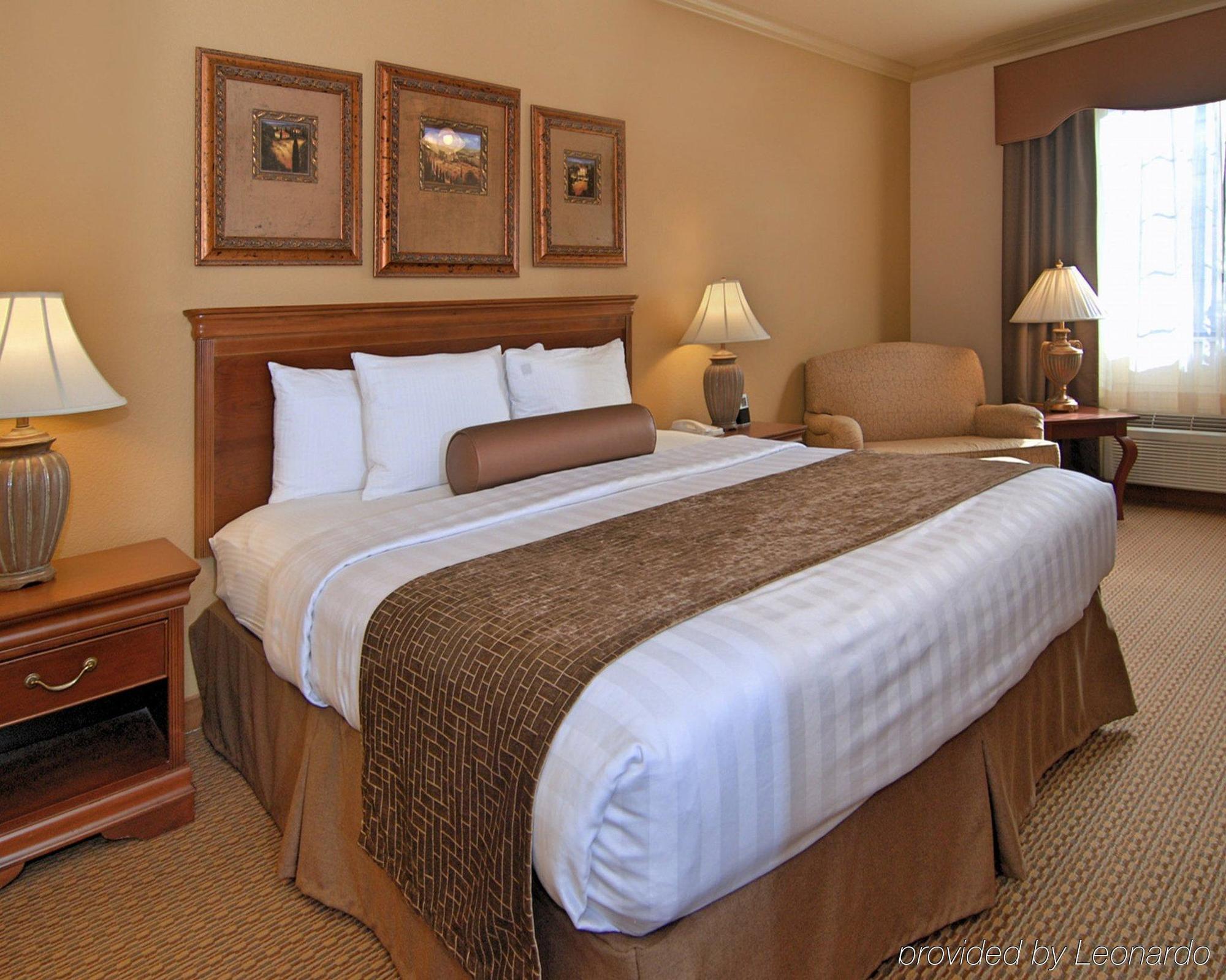 Hotel Western Crown Colony & 3*
