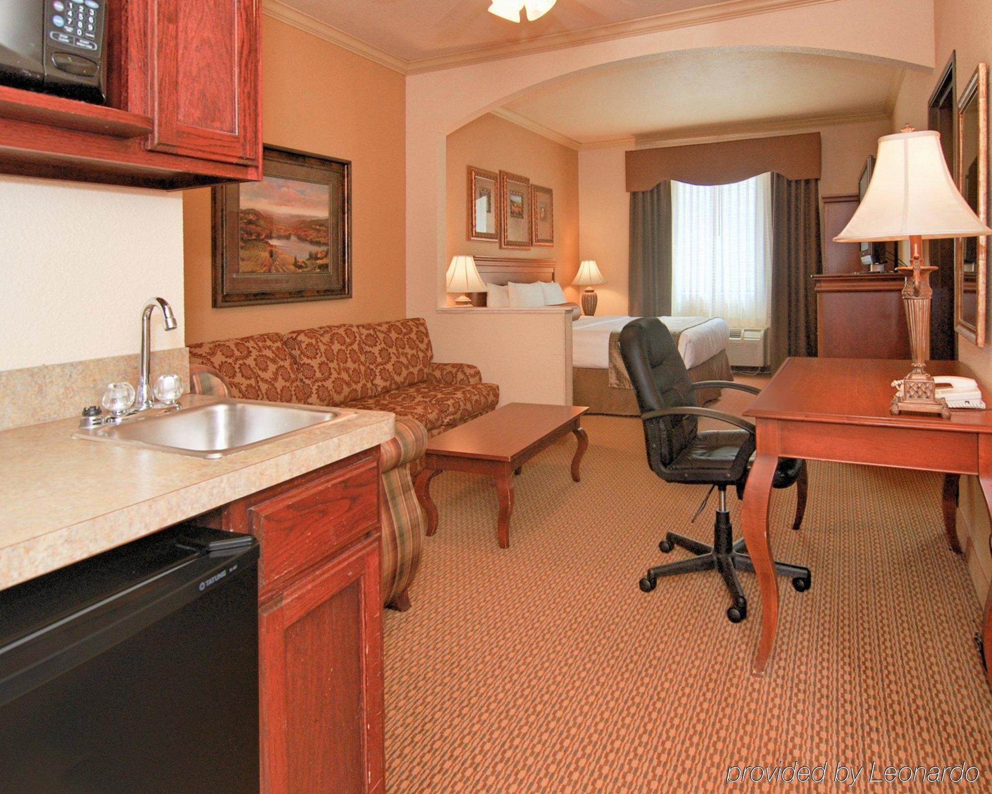 Western Crown Colony & Hotel 3*