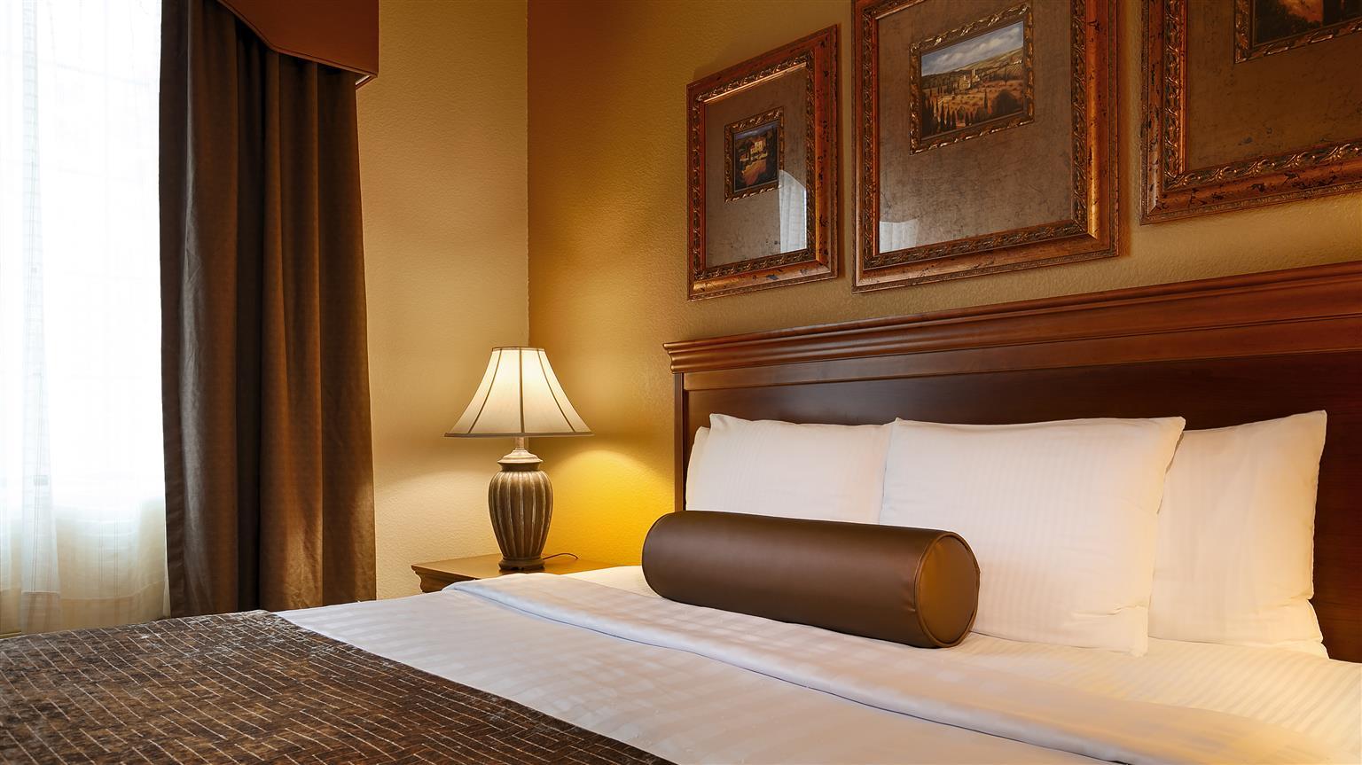 Hotel Western Crown Colony &