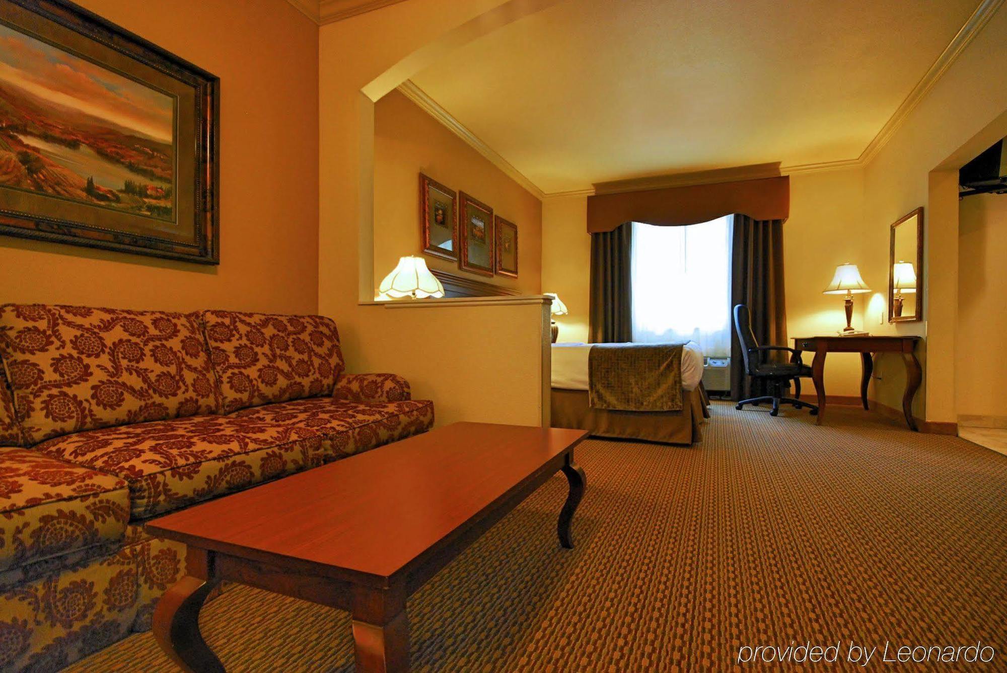 Hotel Western Crown Colony & 3*