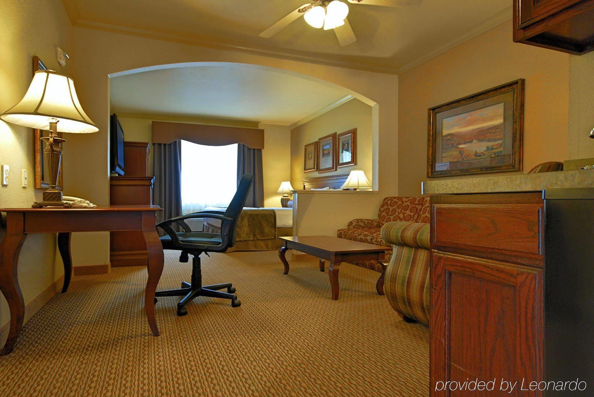 Western Crown Colony & 3* Lufkin