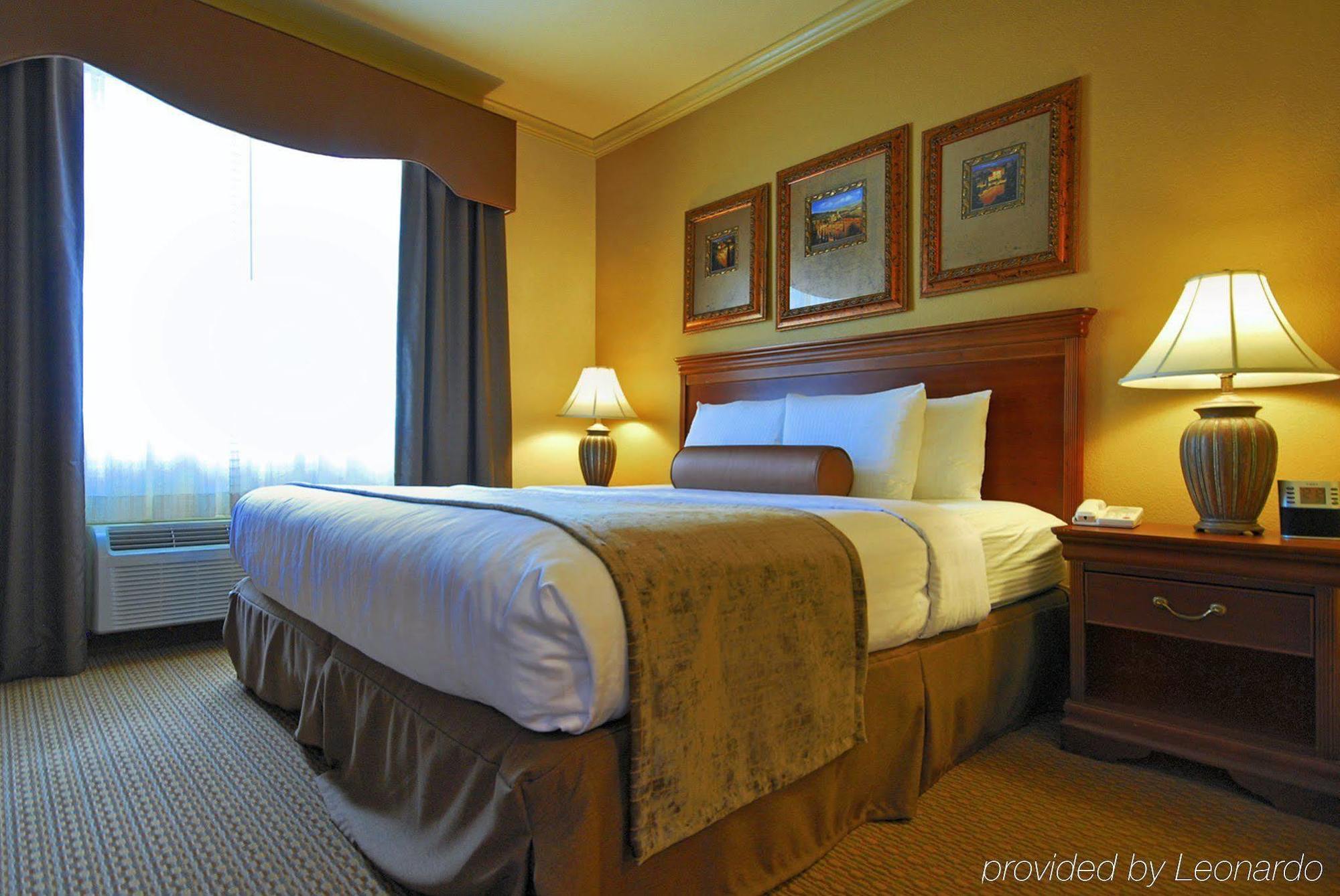 Western Crown Colony & Hotel 3*