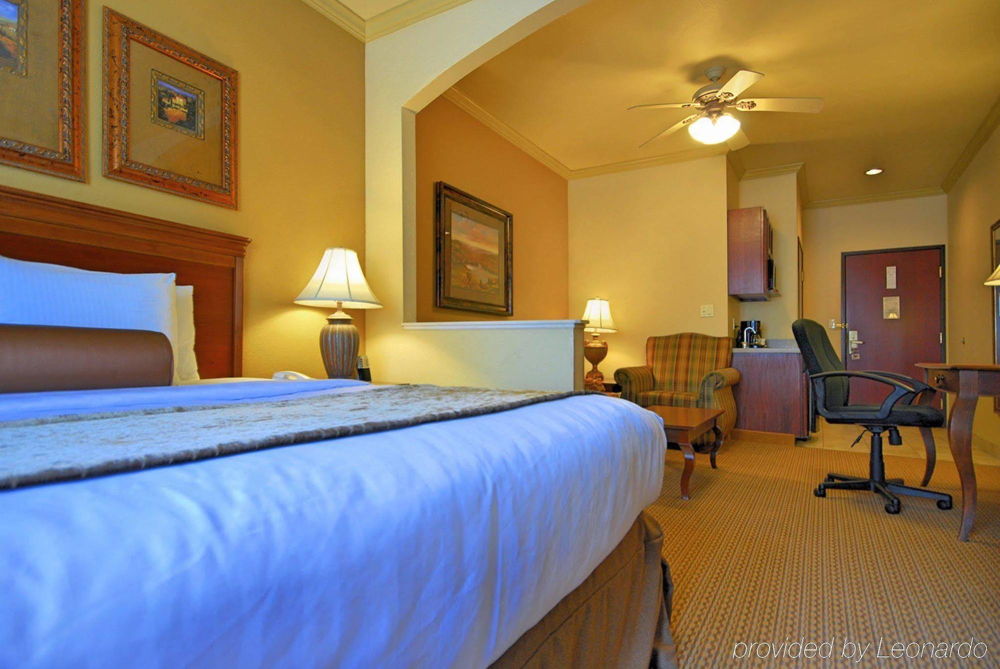 Western Crown Colony & Hotel 3*