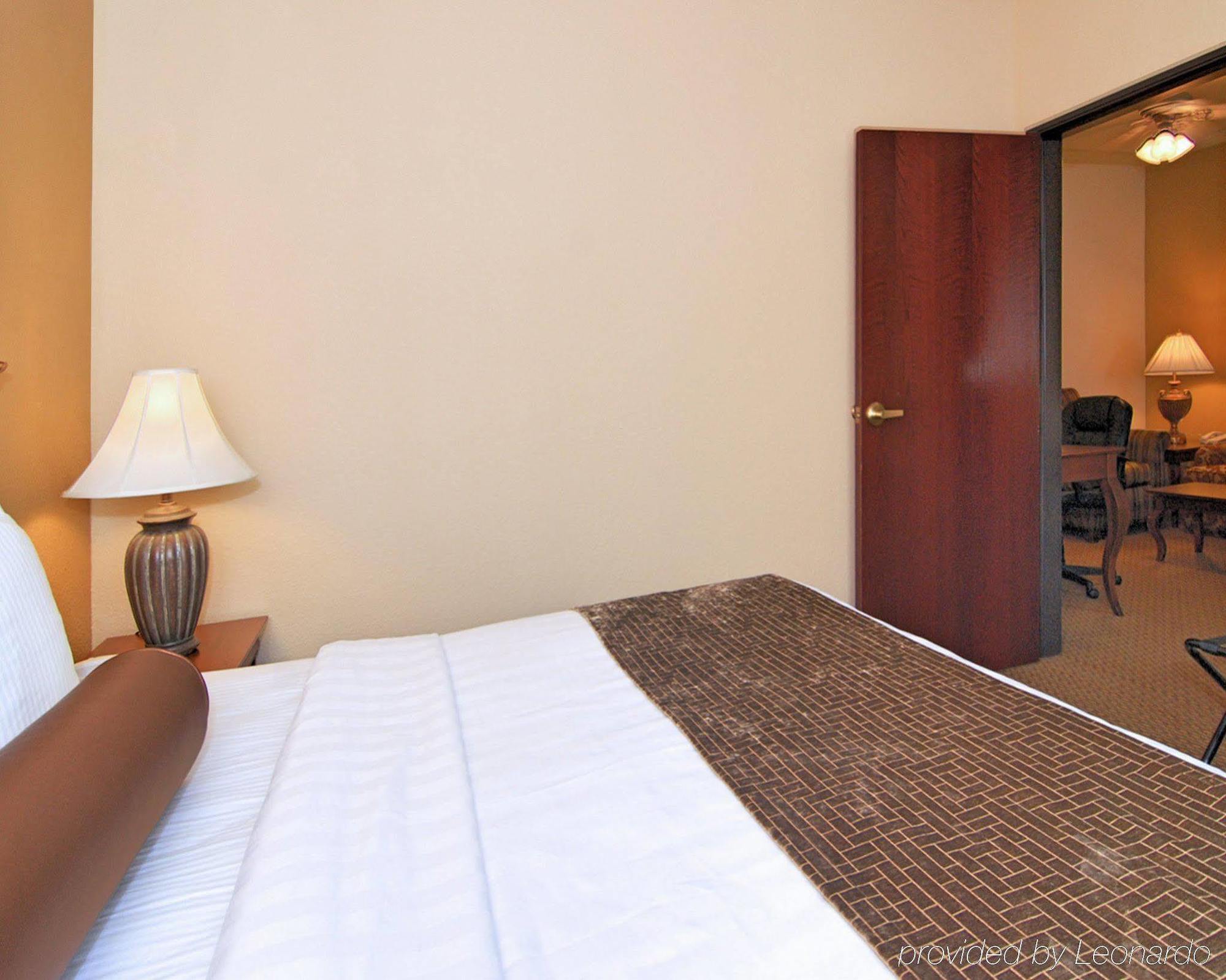 Western Crown Colony & 3*
