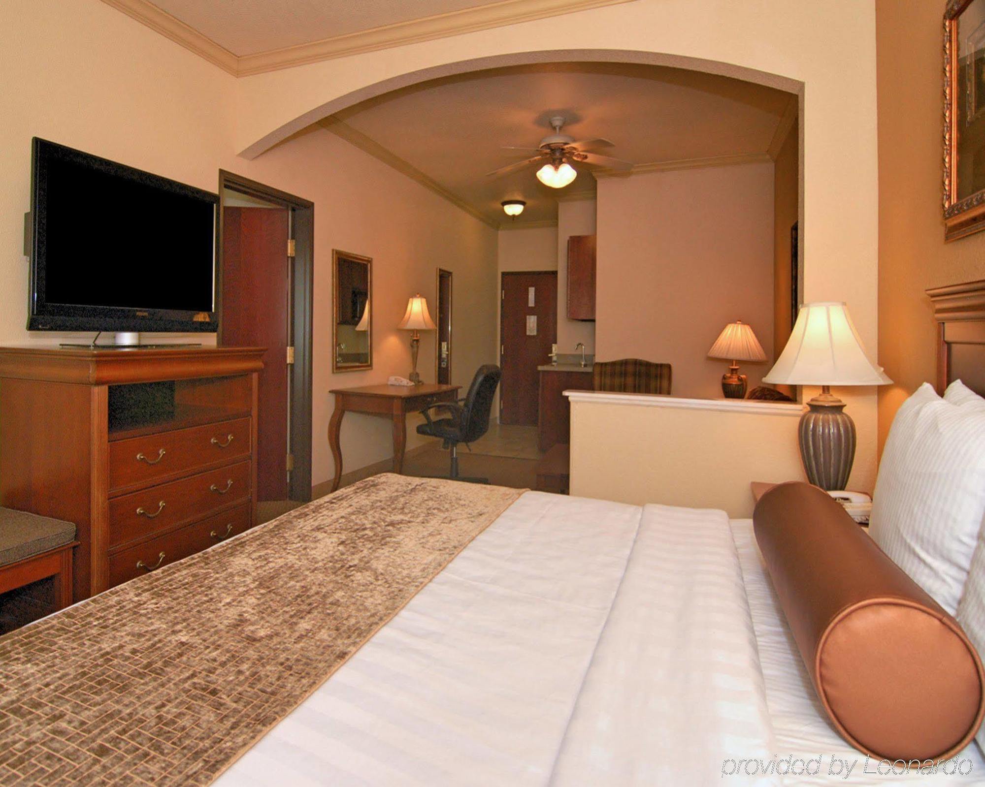 Hotel Western Crown Colony & 3*