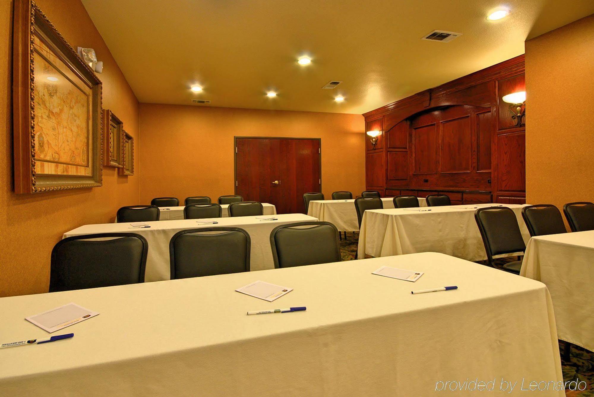 Hotel Western Crown Colony & 3*