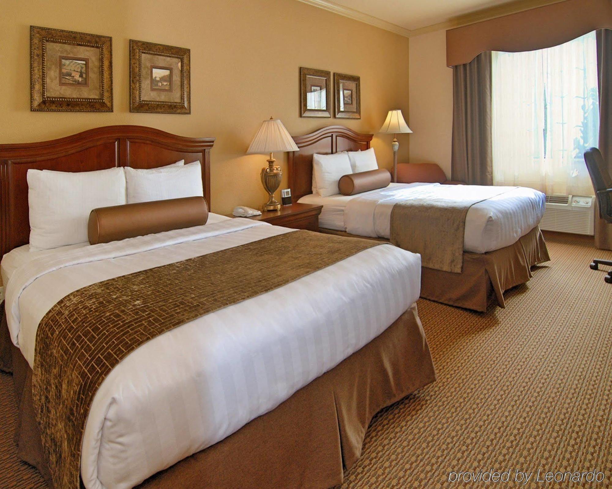 Hotel Western Crown Colony & 3*