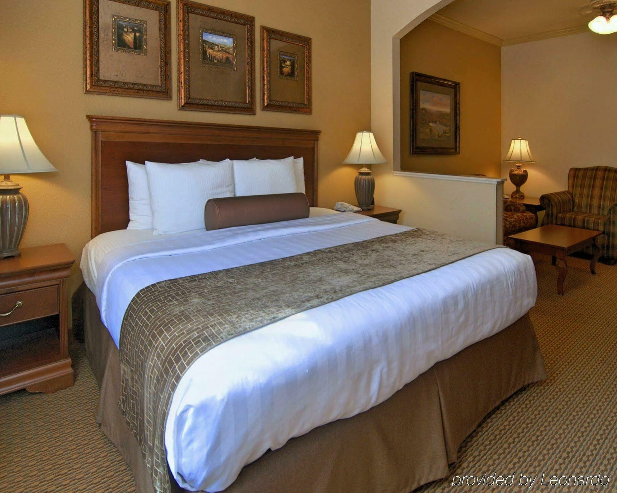 Western Crown Colony & 3*