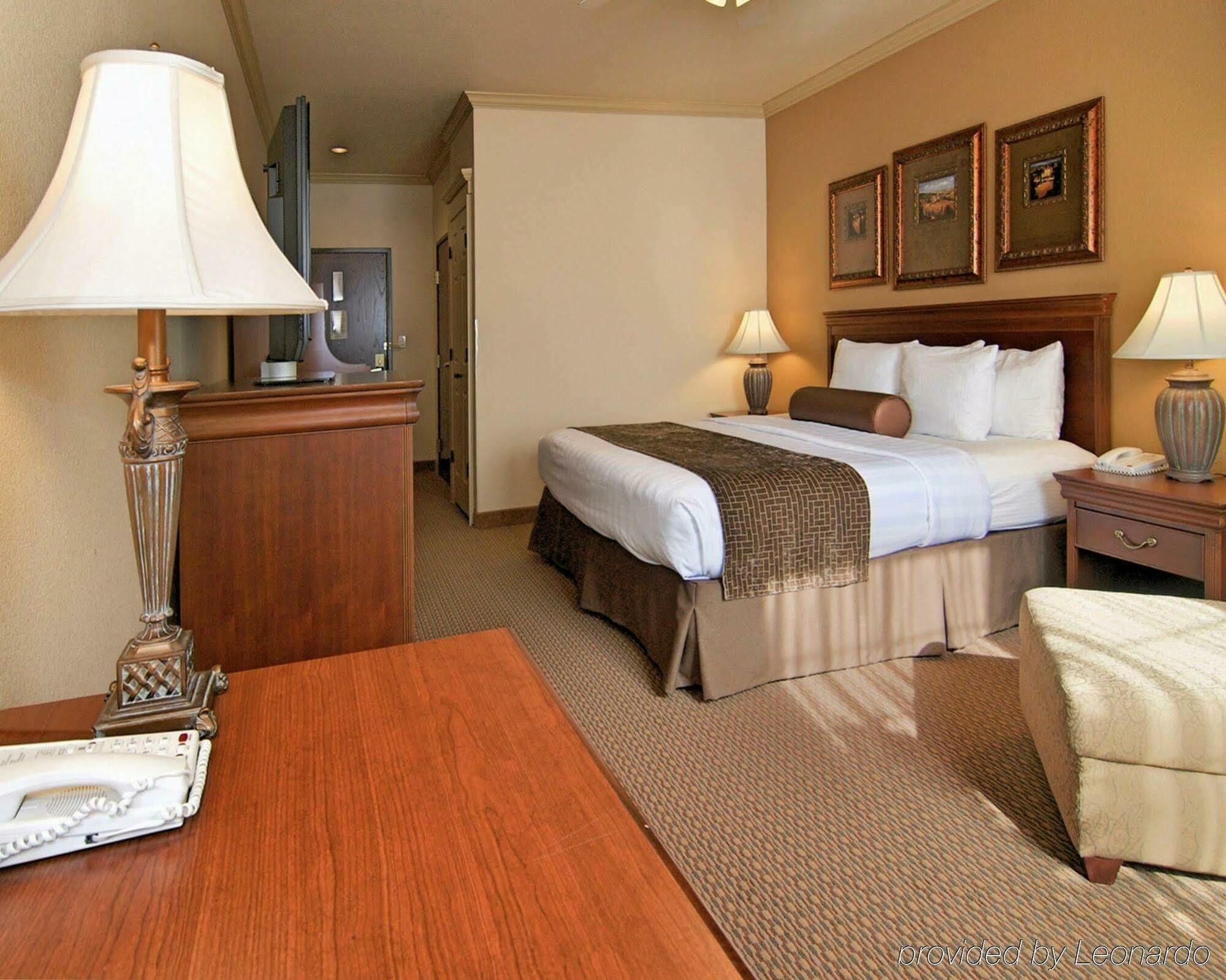 Western Crown Colony & Hotel
