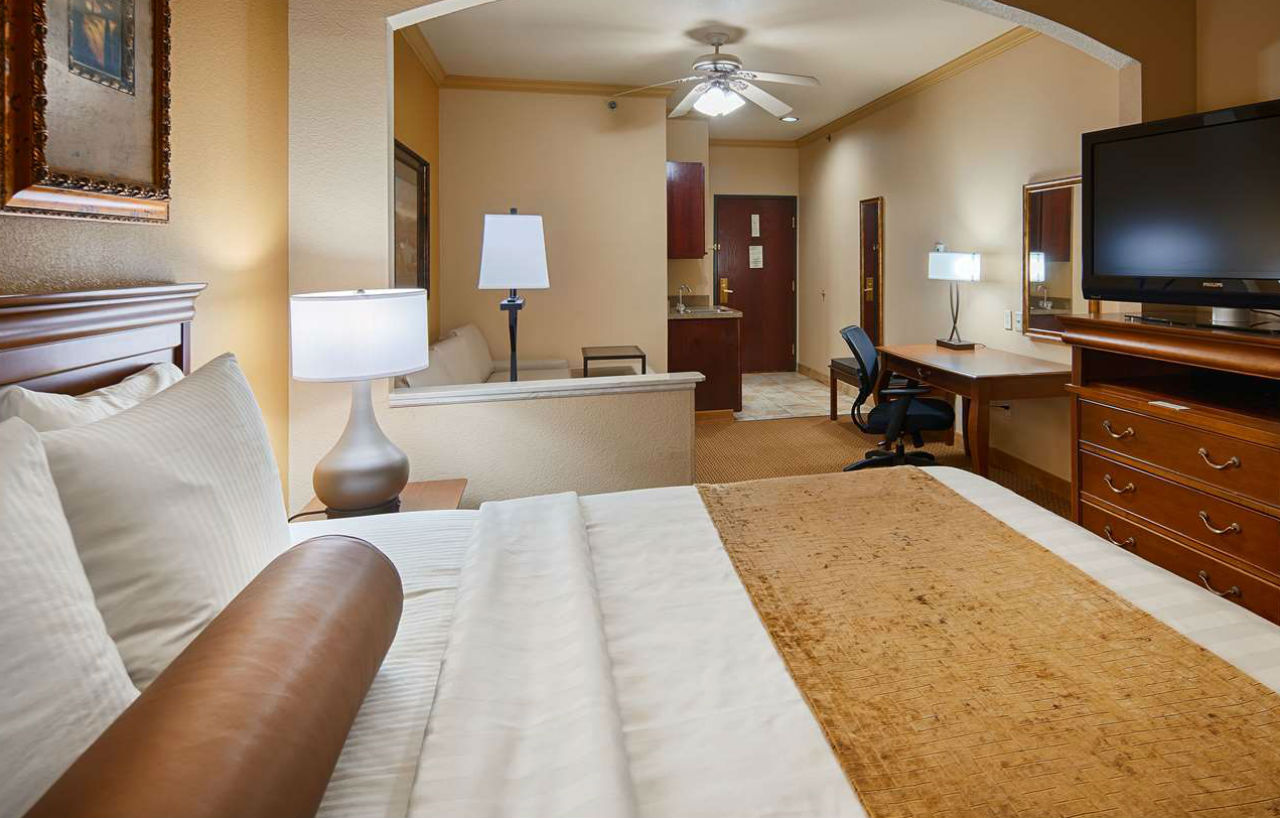 Hotel Western Crown Colony &